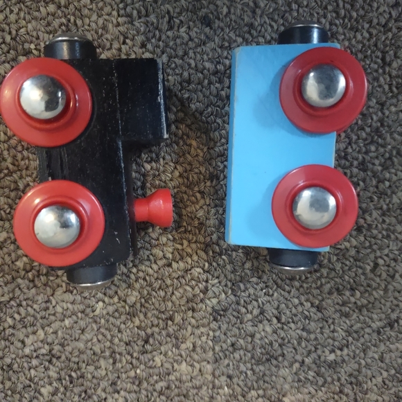 Wooden magnetic train, caboose, and four green trees lot - Picture 11 of 16